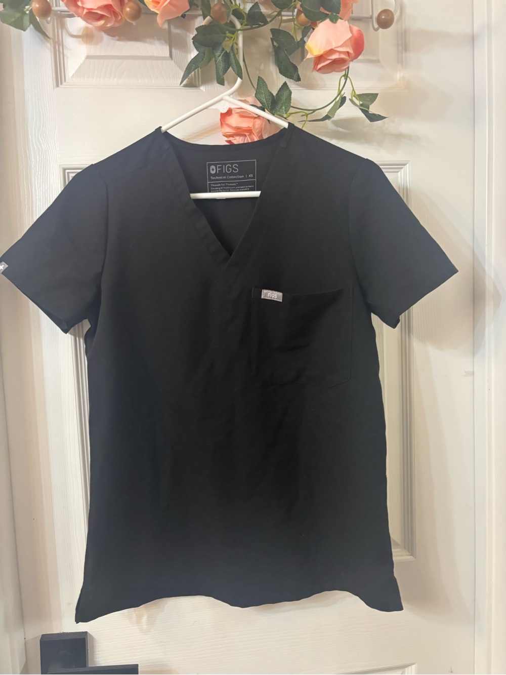 FIGS Black Men's V-Neck Short Sleeve Scrub Top